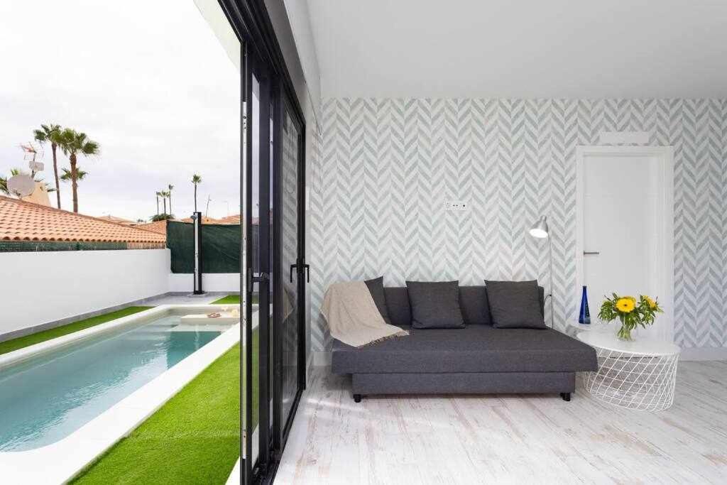 Bazén v ubytování Sunnyland Villa Sueño Azul nebo v jeho okolí