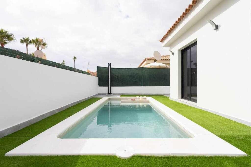 Bazén v ubytování Sunnyland Villa Sueño Azul nebo v jeho okolí