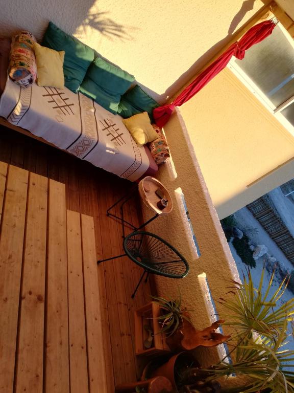 Posedenie v ubytovaní Appartement L'escale, plage à 30m.