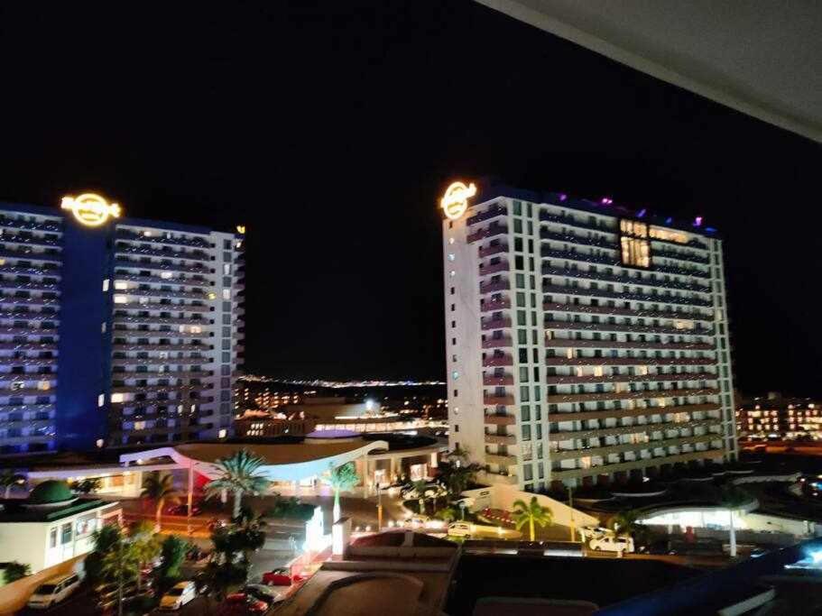 Výhľad na mesto Adeje alebo výhľad na mesto priamo z apartmánu