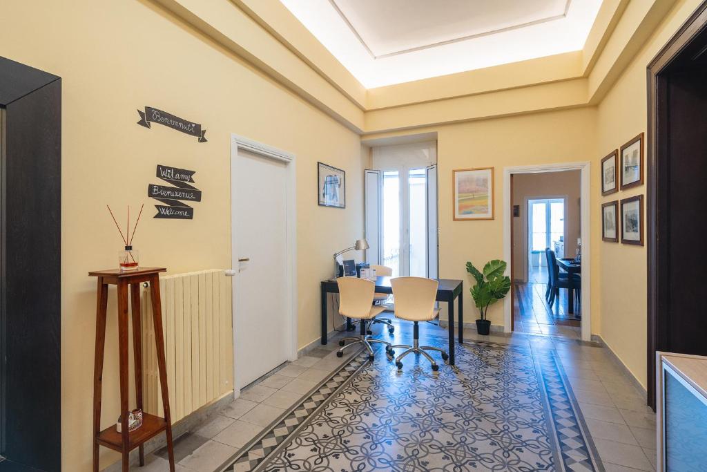 een woonkamer met een tafel en stoelen bij LT ATENEO in Bari