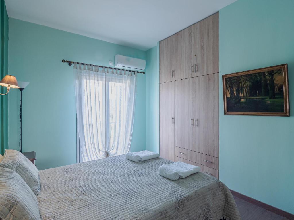 Postel nebo postele na pokoji v ubytování Central & Bright 2BD Apt in Corfu Town near Port