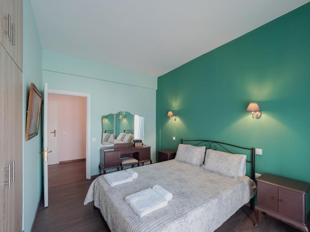 Postel nebo postele na pokoji v ubytování Central & Bright 2BD Apt in Corfu Town near Port