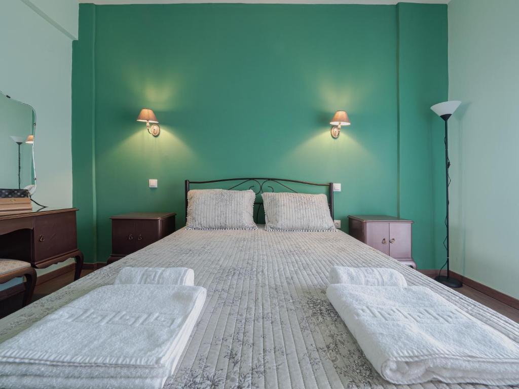 Postel nebo postele na pokoji v ubytování Central & Bright 2BD Apt in Corfu Town near Port