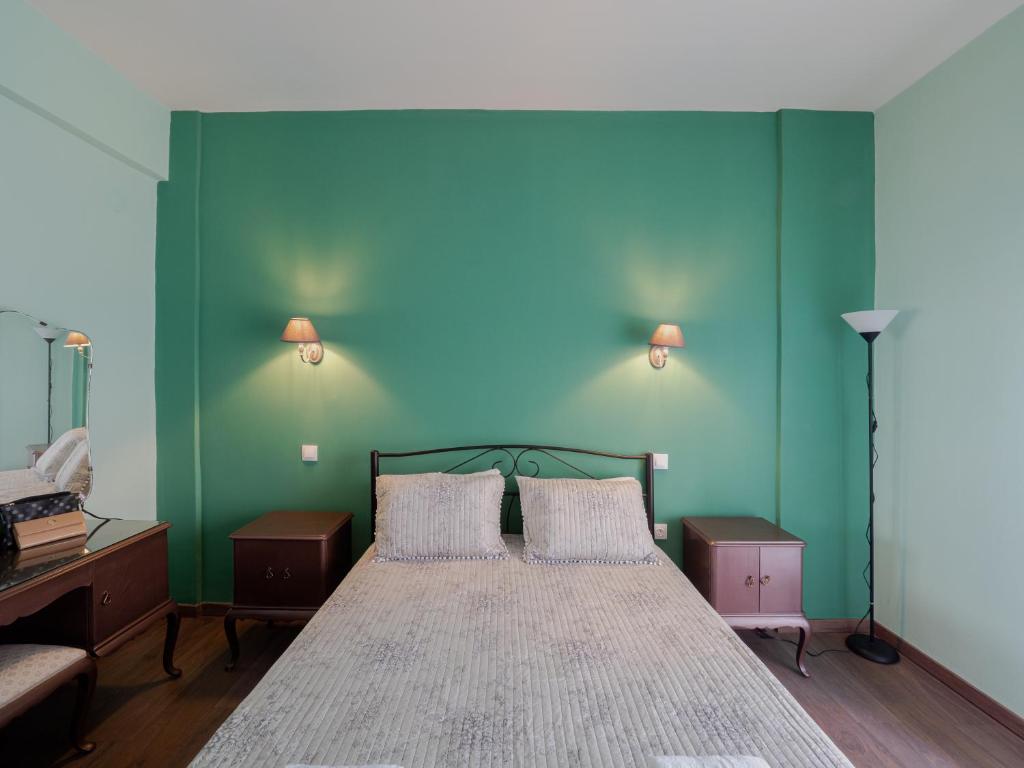 Postel nebo postele na pokoji v ubytování Central & Bright 2BD Apt in Corfu Town near Port