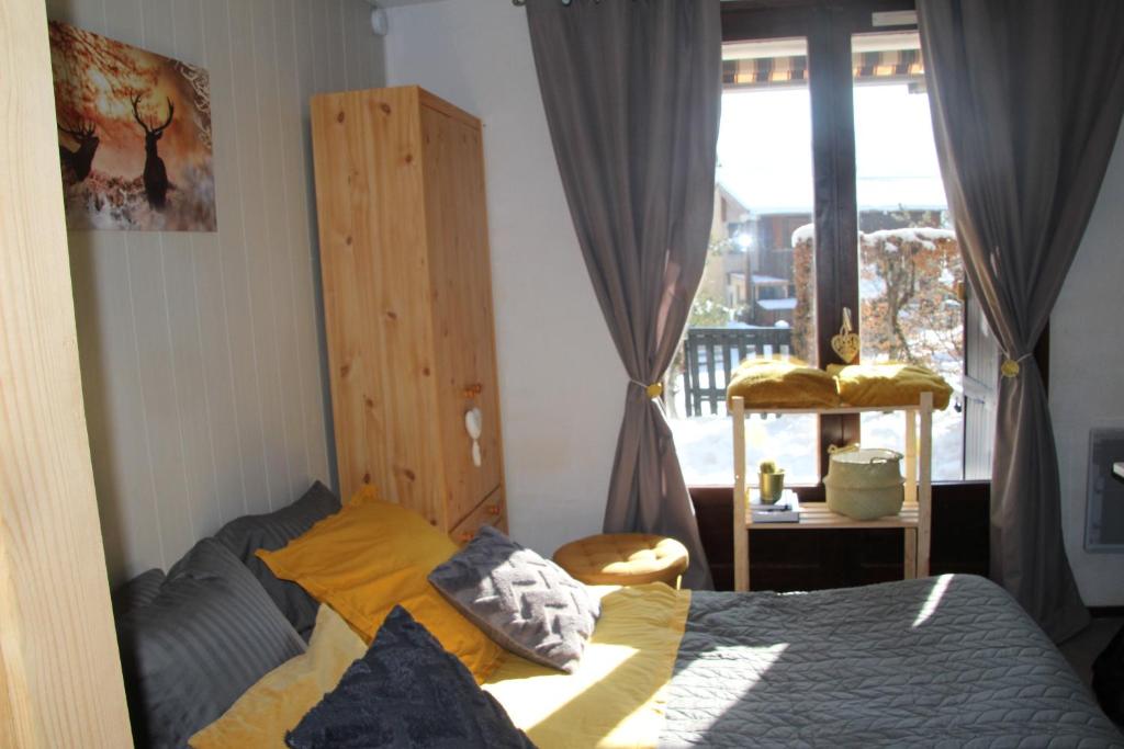 1 dormitorio con cama y ventana en LE COCON, en Gresse-en-Vercors