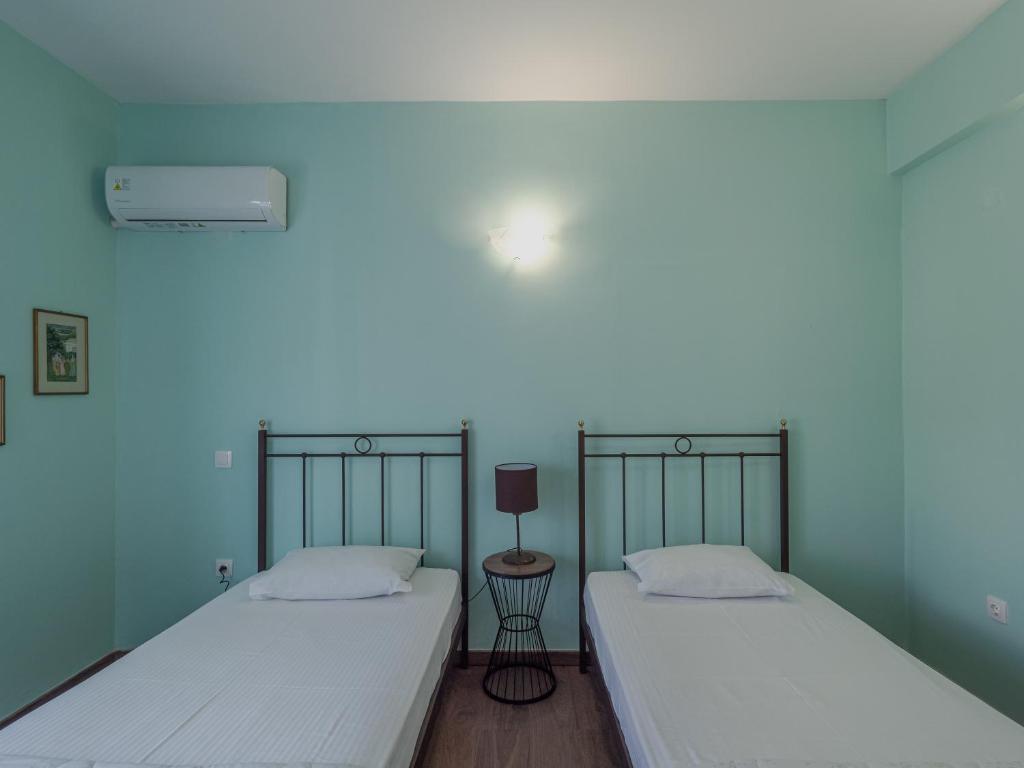 Postel nebo postele na pokoji v ubytování Central & Bright 2BD Apt in Corfu Town near Port