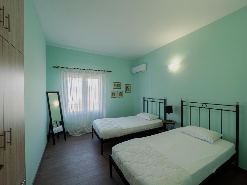 Postel nebo postele na pokoji v ubytování Central & Bright 2BD Apt in Corfu Town near Port