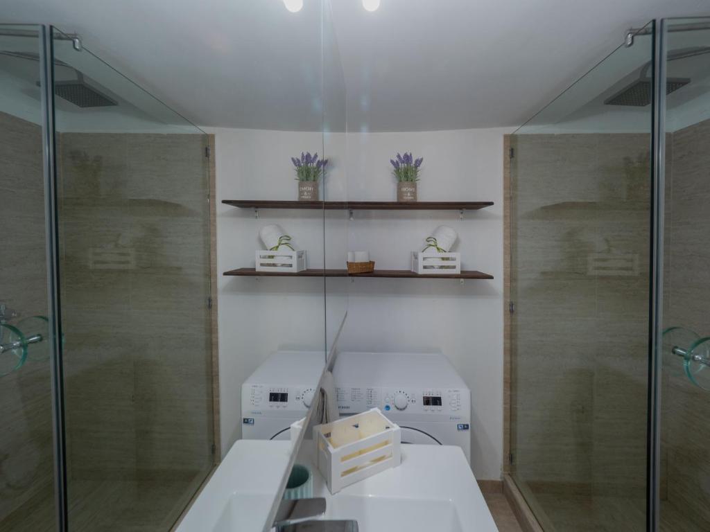 Koupelna v ubytování Central & Bright 2BD Apt in Corfu Town near Port