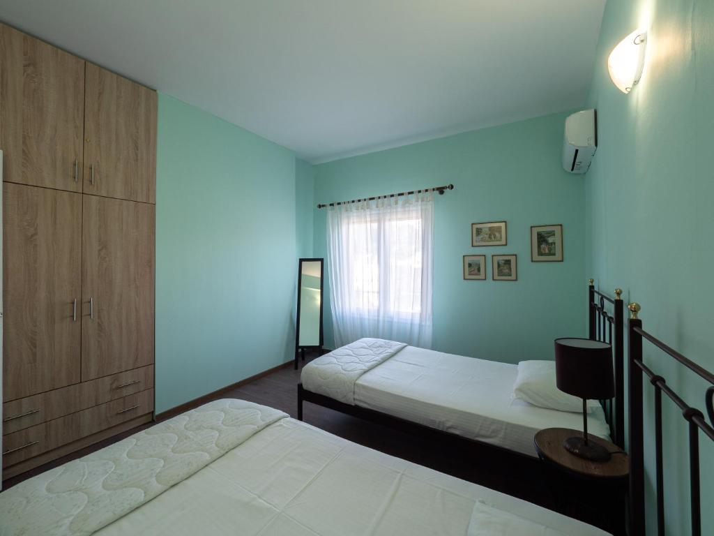 Postel nebo postele na pokoji v ubytování Central & Bright 2BD Apt in Corfu Town near Port