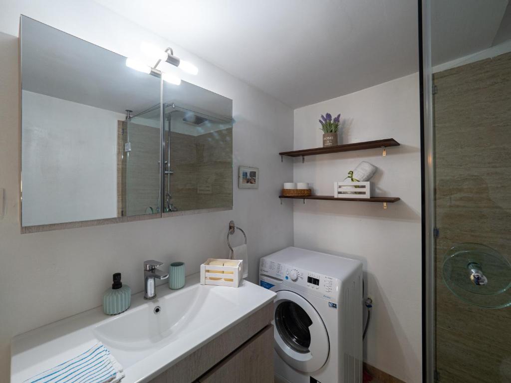 Koupelna v ubytování Central & Bright 2BD Apt in Corfu Town near Port