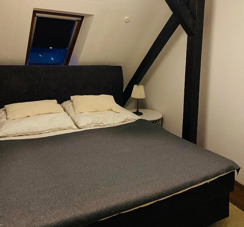 1 cama con cabecero negro en un dormitorio en Charmante Ferienwohnung mit Kaminofen, en Bremerhaven