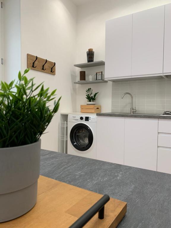 A kitchen or kitchenette at Rosato Suites 2 - Appartamento moderno e confortevole con spazio esterno tra Mondello e il centro storico