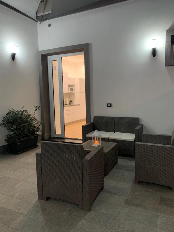 A seating area at Rosato Suites 2 - Appartamento moderno e confortevole con spazio esterno tra Mondello e il centro storico