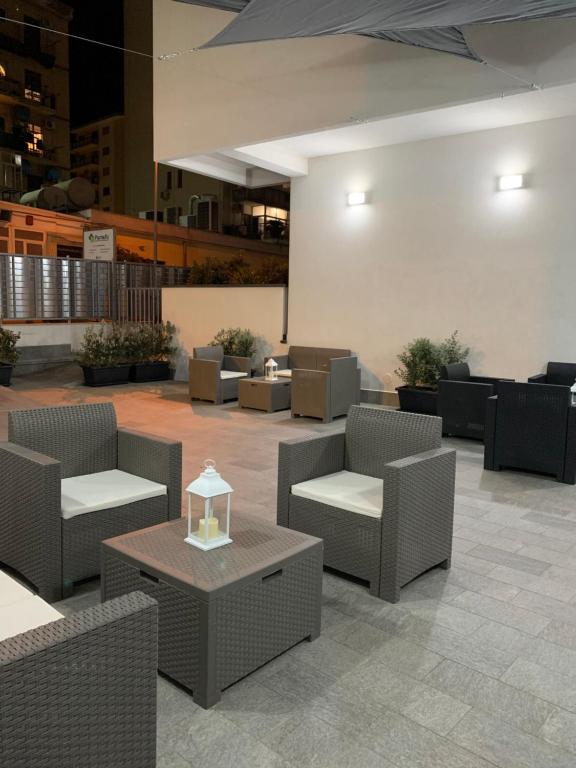 A seating area at Rosato Suites 2 - Appartamento moderno e confortevole con spazio esterno tra Mondello e il centro storico