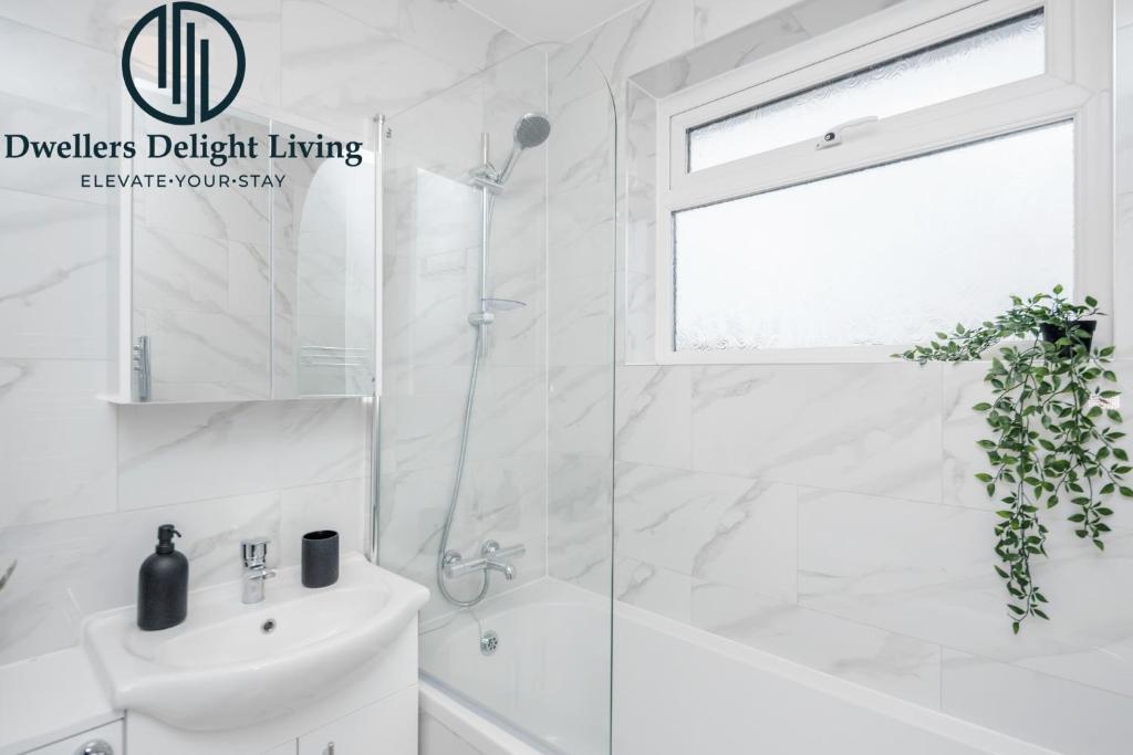 Phòng tắm tại Dwellers Delight Living Ltd Serviced Accommodation Fabulous House 3 Bedroom, Hainault Prime Location ,Greater London with Parking & Wifi, 2 bathroom, Garden