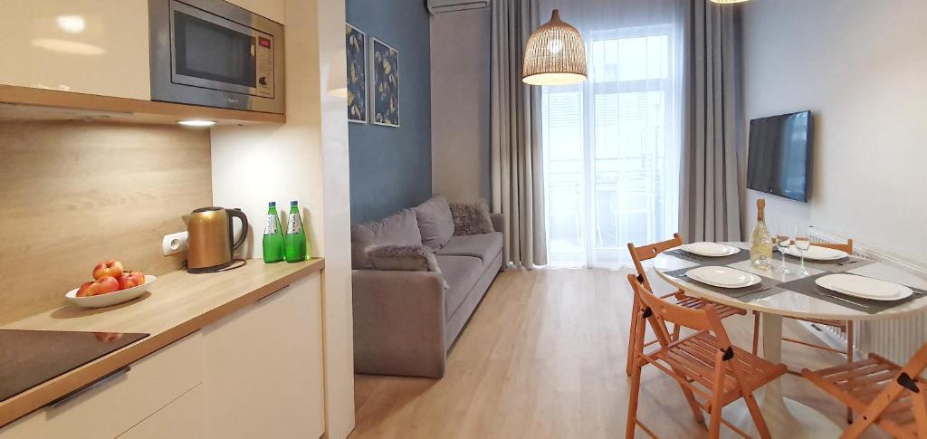 Kuchyňa alebo kuchynka v ubytovaní Holiday Home Aparthotel 009 z balkonem przy plaży