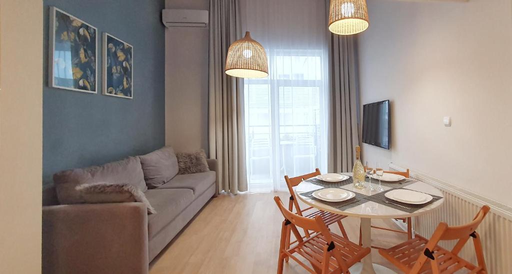Posedenie v ubytovaní Holiday Home Aparthotel 009 z balkonem przy plaży