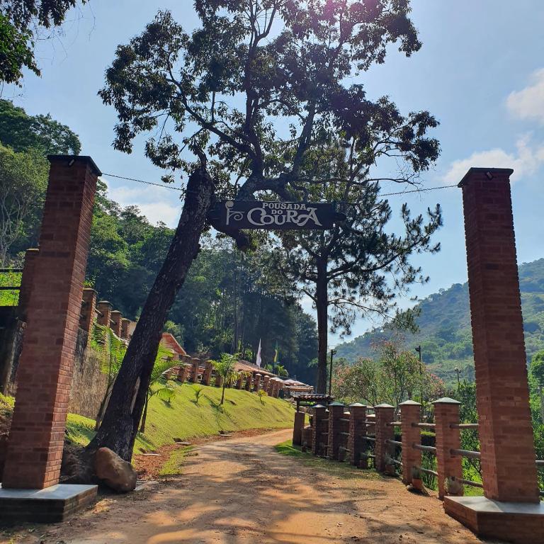 um sinal que lê para Gujarat em uma estrada de terra em Pousada do Coura em Pouso Alto