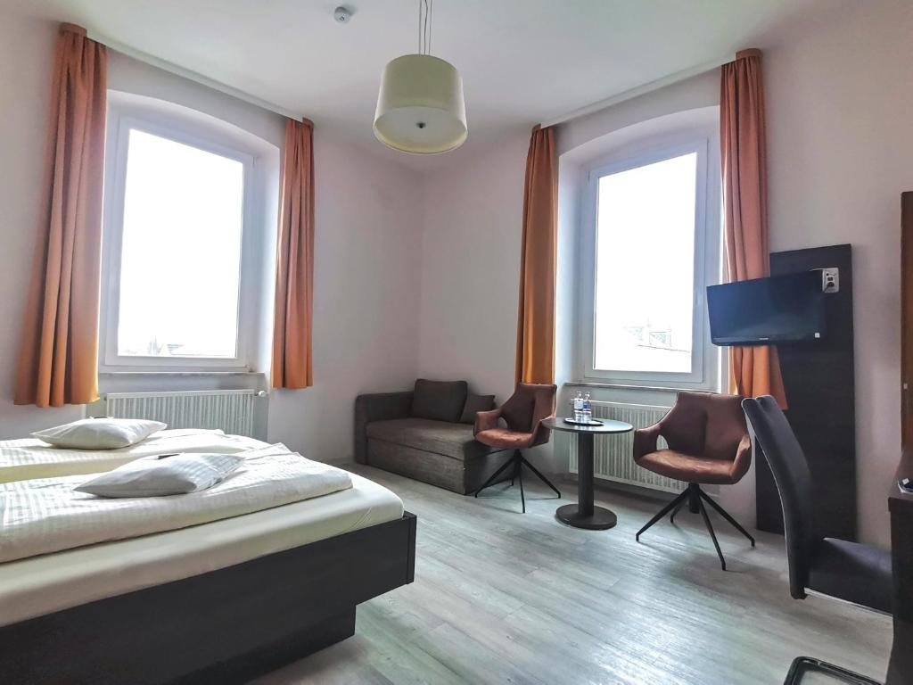 Postel nebo postele na pokoji v ubytování Hotel Kitzinger Hof an der B8