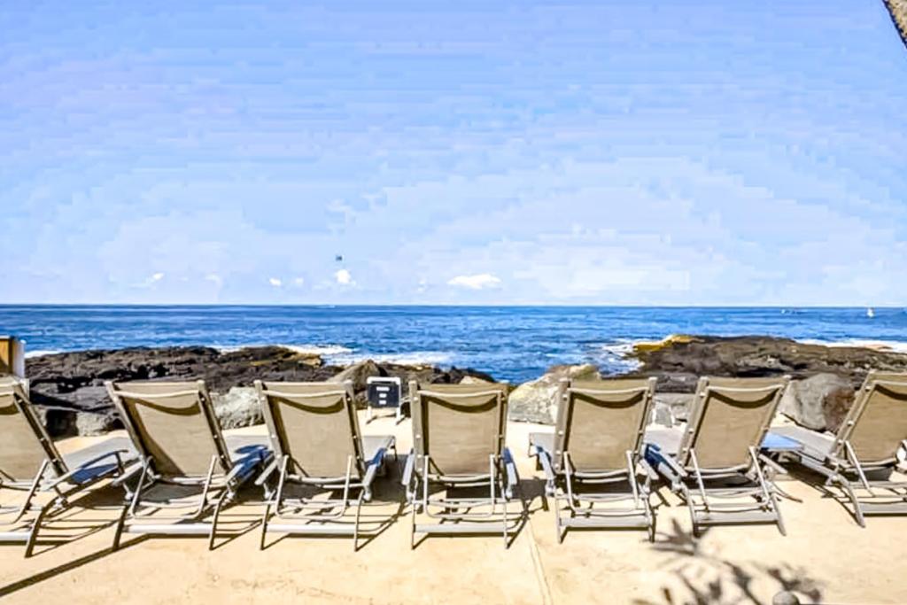 Oceanfront Complex Tropical Living, KailuaKona, USA