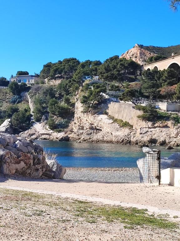 En strand vid eller i n&auml;rheten av l&auml;genheten