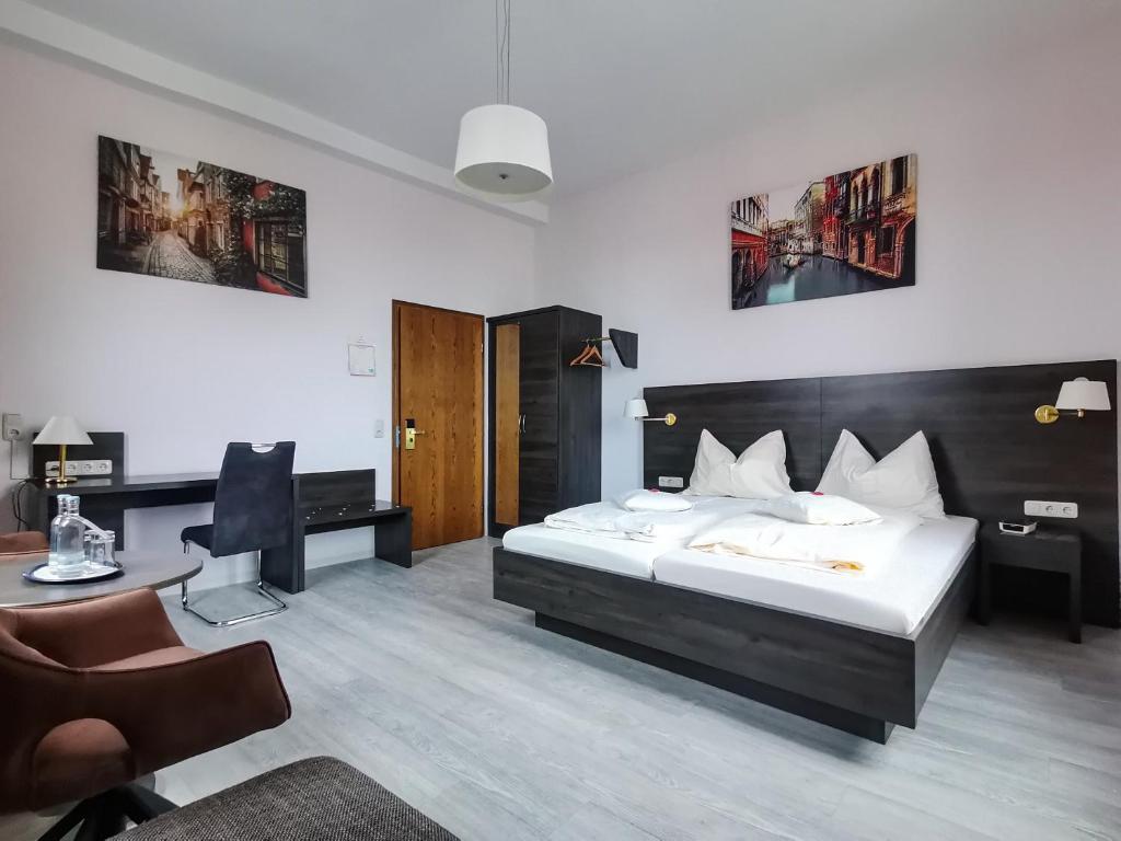 Postel nebo postele na pokoji v ubytování Hotel Kitzinger Hof an der B8
