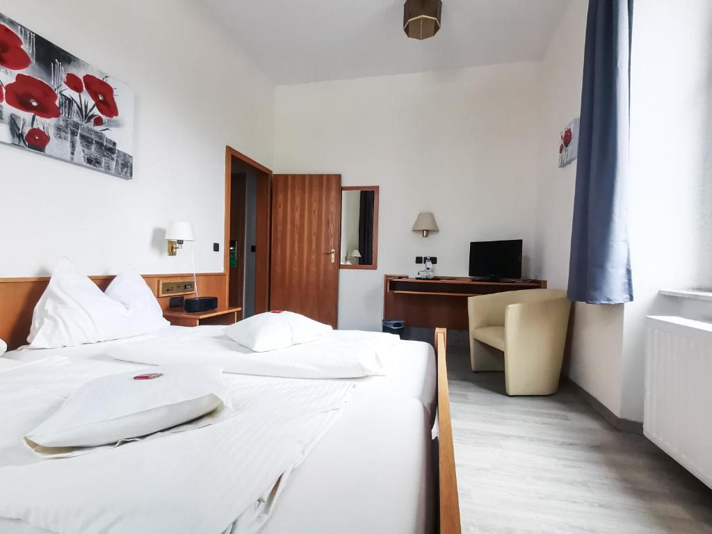 Postel nebo postele na pokoji v ubytování Hotel Kitzinger Hof an der B8