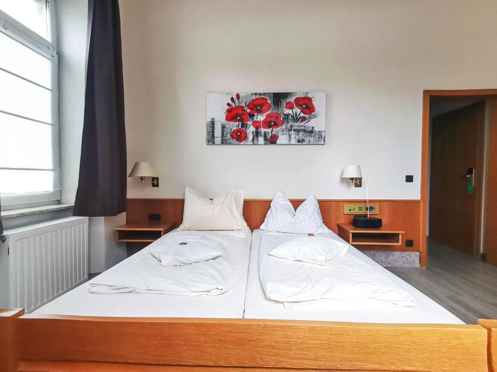 Postel nebo postele na pokoji v ubytování Hotel Kitzinger Hof an der B8