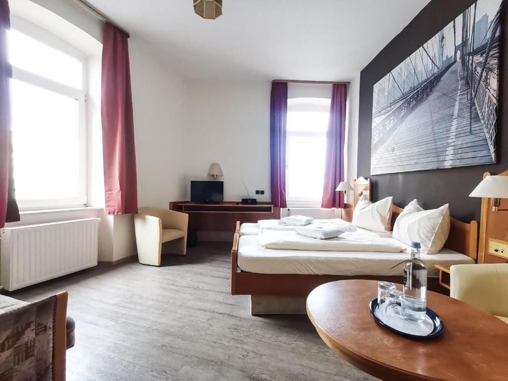 Postel nebo postele na pokoji v ubytování Hotel Kitzinger Hof an der B8