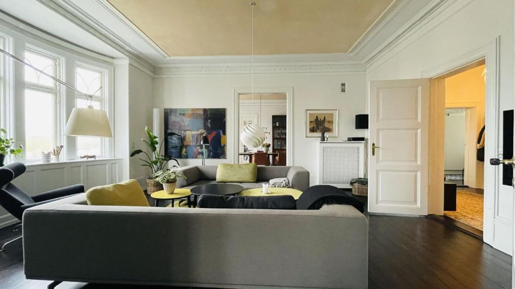 sala de estar con sofá y mesa en ApartmentInCopenhagen Apartment 1526, en Copenhague