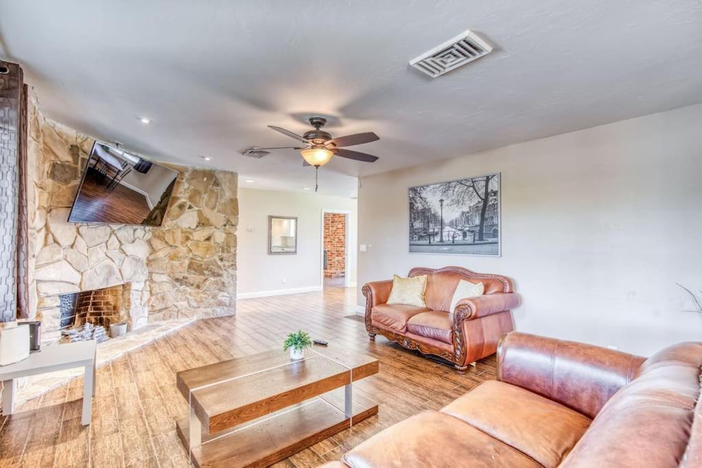 ein Wohnzimmer mit einem Sofa und einem Kamin in der Unterkunft X-Large Spacious Deluxe House Fastest Wi-Fi in Fresno