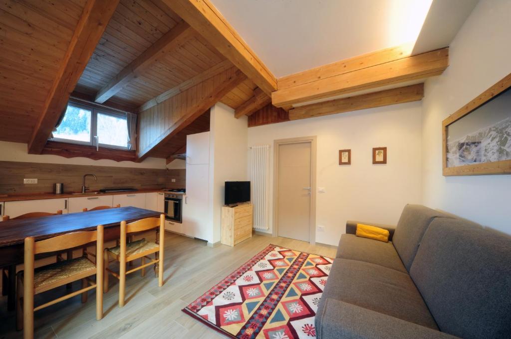 TV a/nebo společenská místnost v ubytování Appartamenti Residence Lares Ossana