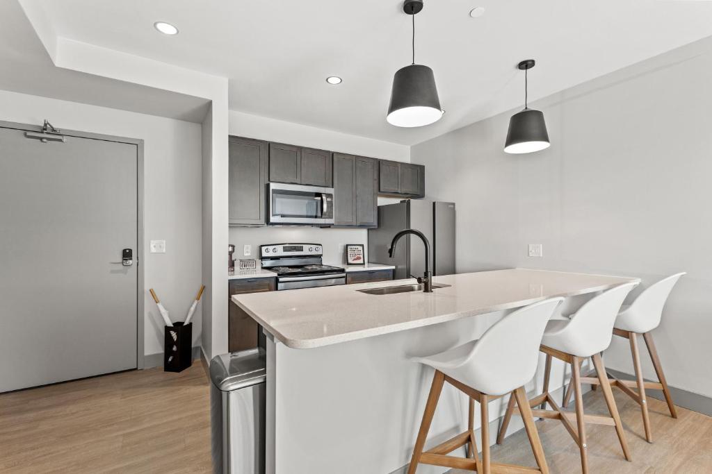 175 LEX - Walkable Downtown Lexington & Rupp Arena - Full Condos - Superior Apartment