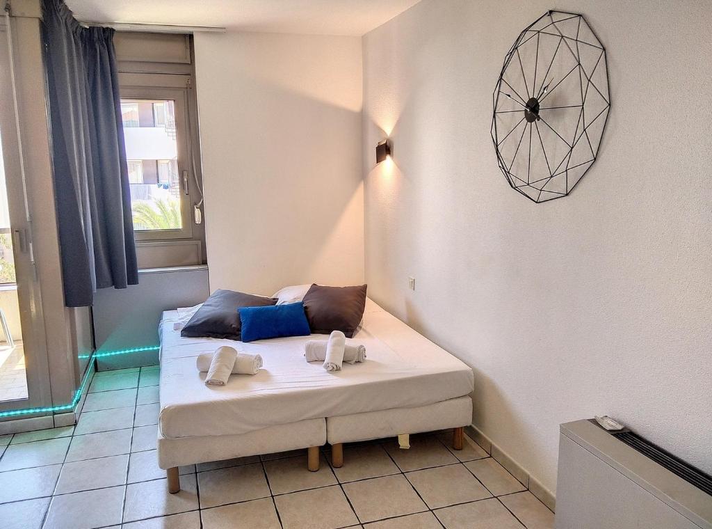 ein kleines Schlafzimmer mit einem Bett in einem Zimmer in der Unterkunft Résidence Graziella Studio 307 in Juan-les-Pins