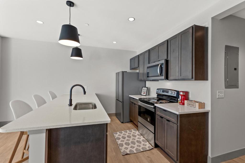175 LEX - Walkable Downtown Lexington & Rupp Arena - Full Condos - Two-Bedroom Apartment