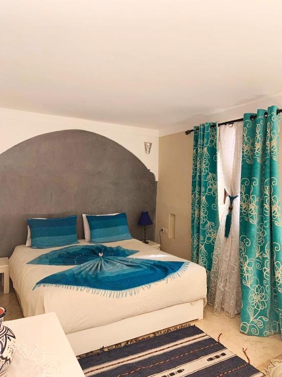Postel nebo postele na pokoji v ubytování Riad Karmanda