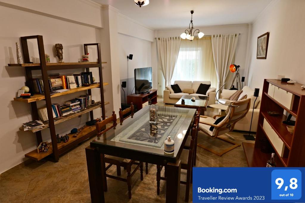 uma sala de estar com uma mesa de jantar e um sofá em Cozy Urban Apartment at Agios Dimitrios em Atenas