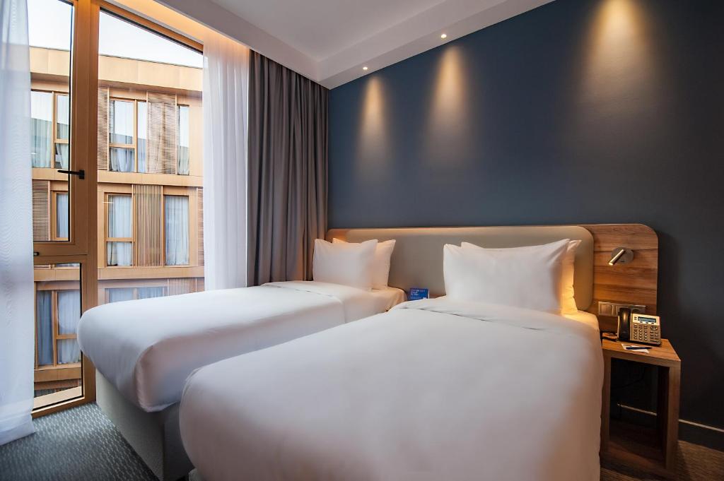 Postel nebo postele na pokoji v ubytování Holiday Inn Express Tbilisi Avlabari by IHG