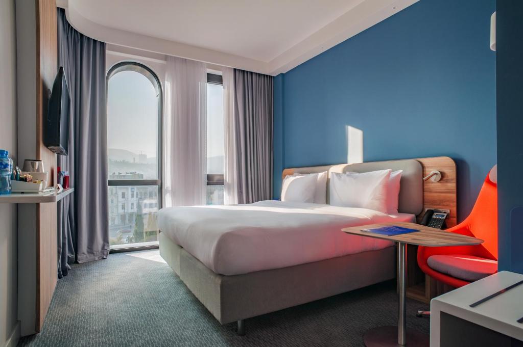 Postel nebo postele na pokoji v ubytování Holiday Inn Express Tbilisi Avlabari by IHG