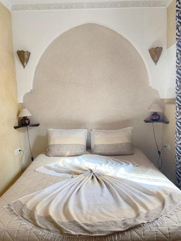 Postel nebo postele na pokoji v ubytování Riad Karmanda