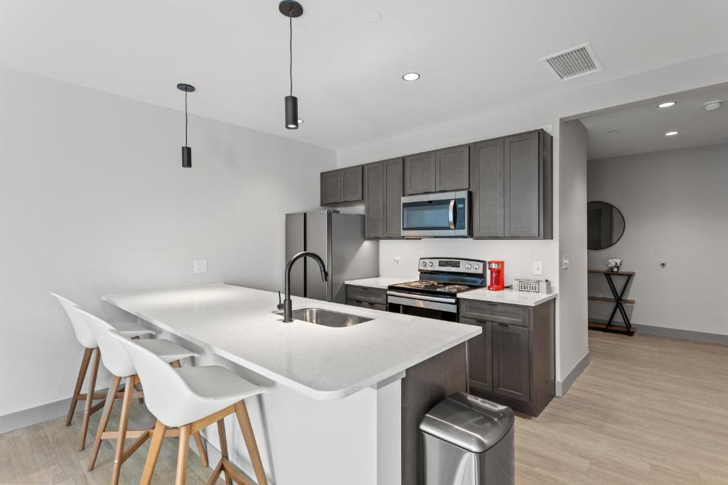 175 LEX - Walkable Downtown Lexington & Rupp Arena - Full Condos - Two-Bedroom Apartment