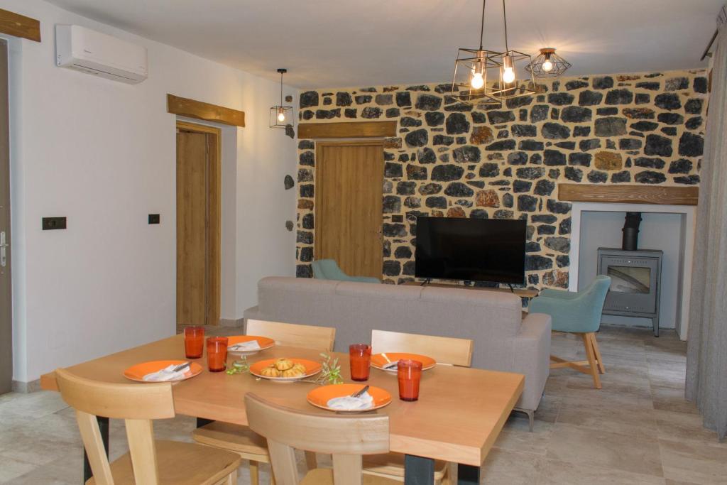 A seating area at Villas Kozilis - Kozilis Estate