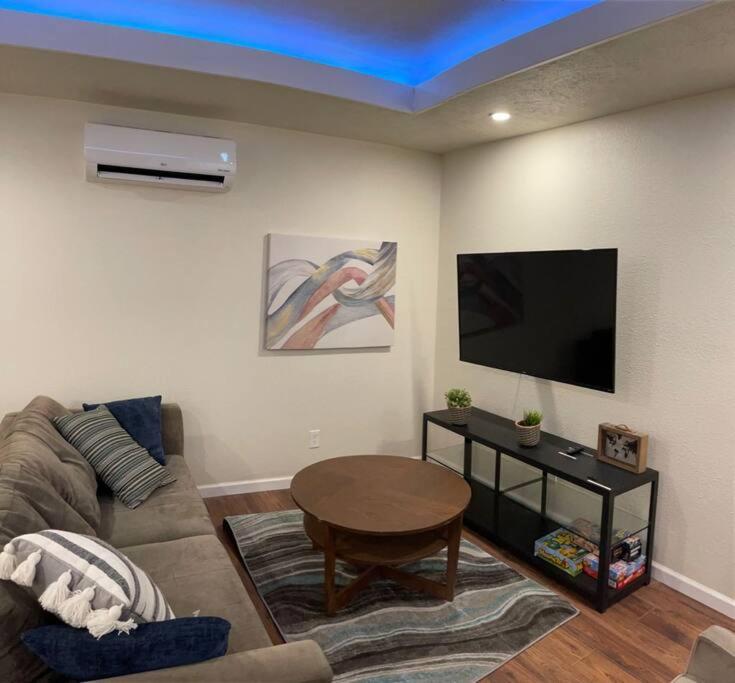 พื้นที่นั่งเล่นของ Brand New 2BR CUTE Blue LED in North Fresno