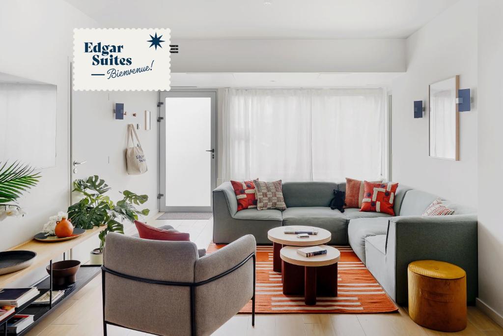 uma sala de estar com um sofá e duas cadeiras em Edgar Suites Vicat - Porte de Versailles em Paris