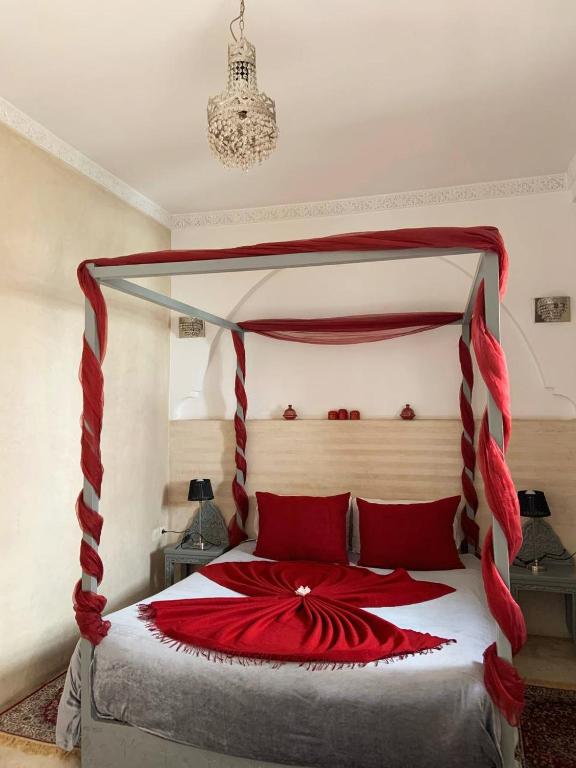 Postel nebo postele na pokoji v ubytování Riad Karmanda