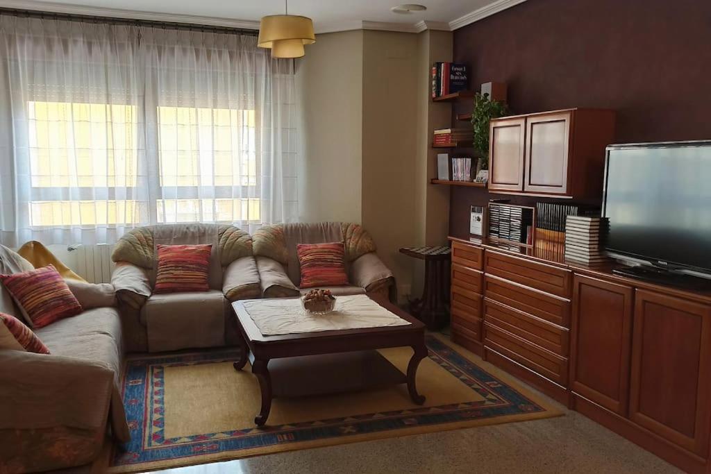 uma sala de estar com um sofá e uma televisão de ecrã plano em Yayo-Toni de Banyeres em Banyeres de Mariola