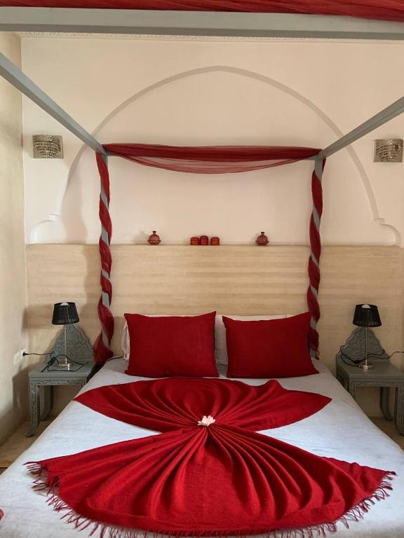 Postel nebo postele na pokoji v ubytování Riad Karmanda