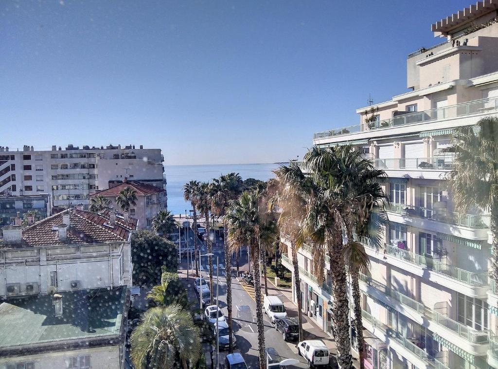 uma vista para uma cidade com palmeiras e edifícios em Résidence Graziella Appartement 521 em Juan-les-Pins
