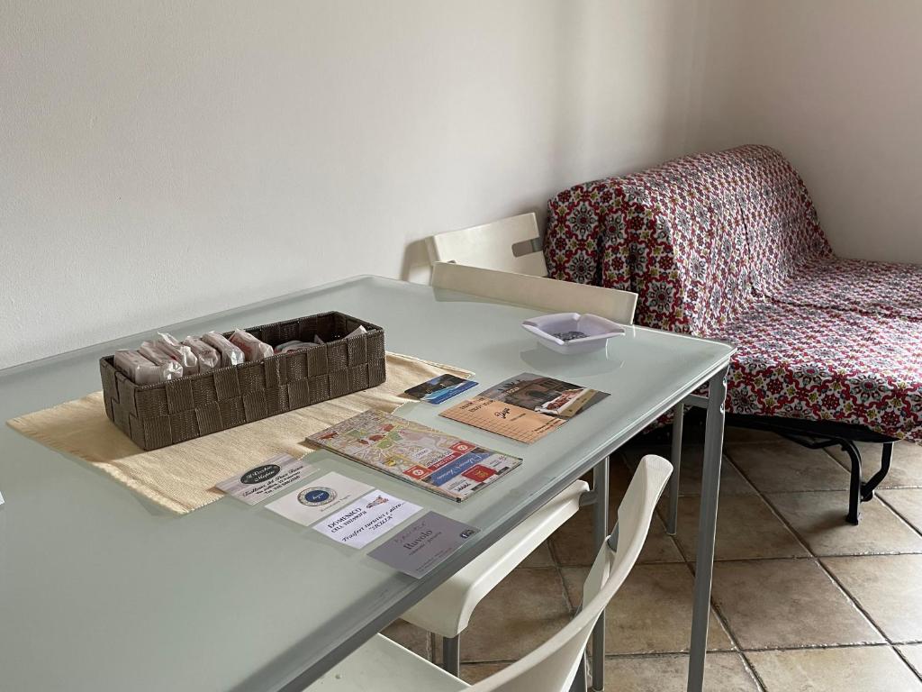 uma mesa com uma cadeira e uma caixa sobre ela em Baglio Judica Apartments em Palermo